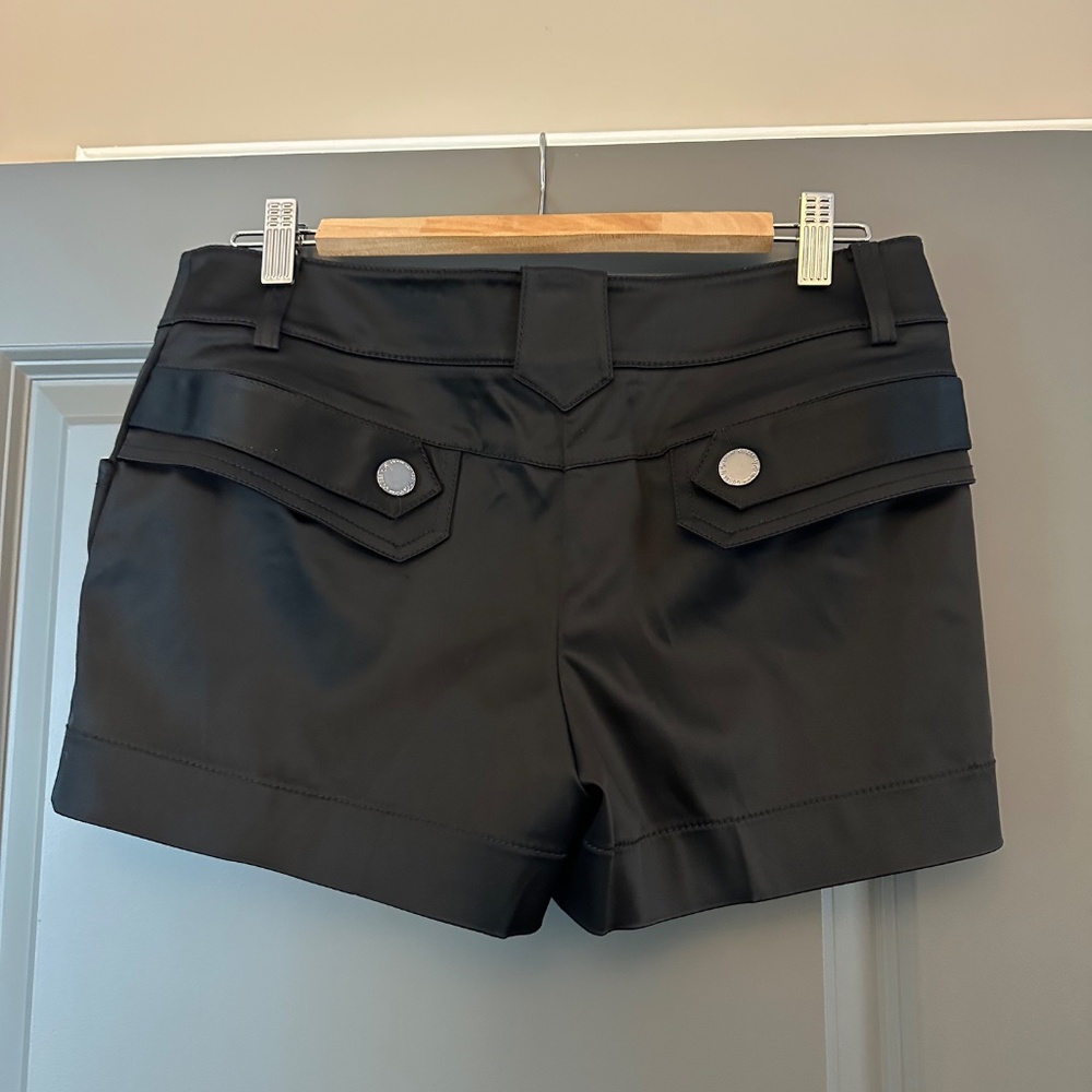 Short shorts - Picture 2 of 4